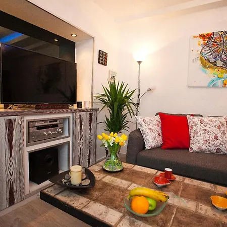 Thalia Charm, Beachfront Apartment